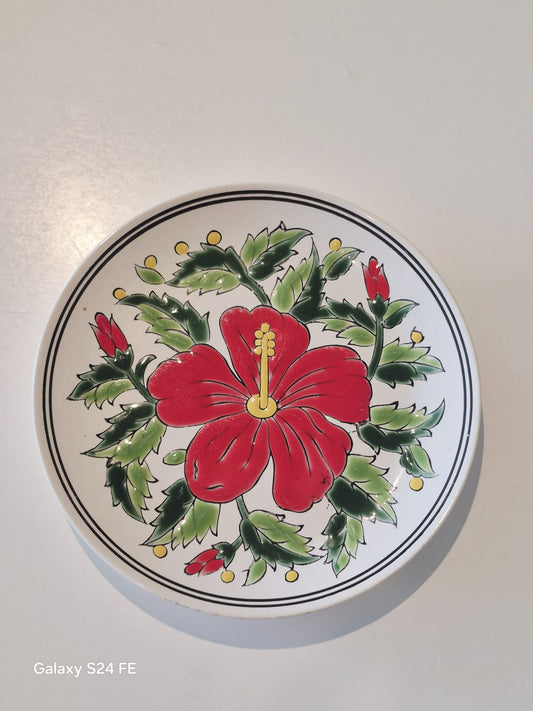 צלחת קרמיקה בעבודת יד – Dakas, רודוס, יוון, דגם "Hibiscus"