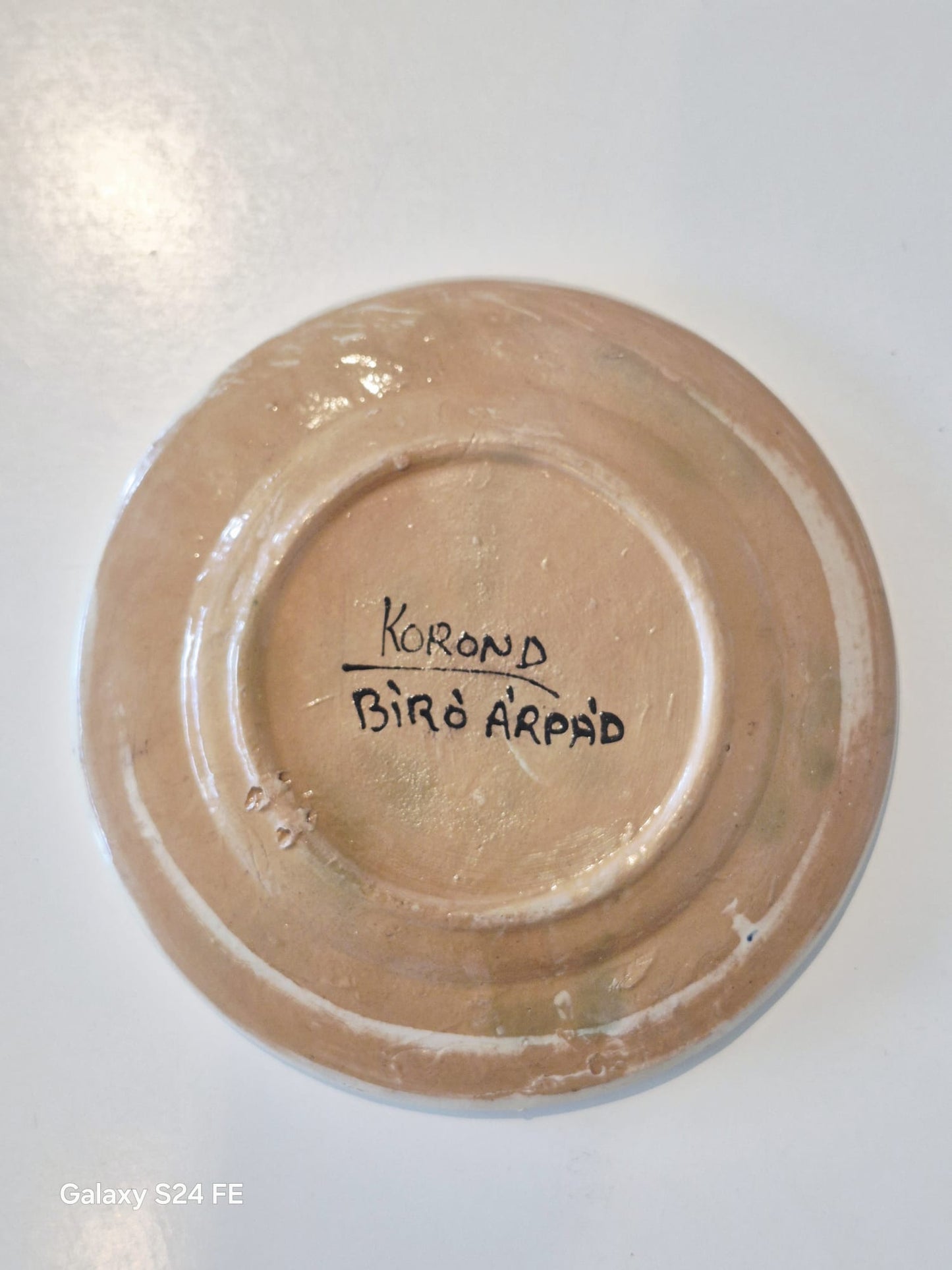 צלחת קרמיקה עממית הונגרית בעבודת יד – “Korond” מאת Biró Árpád