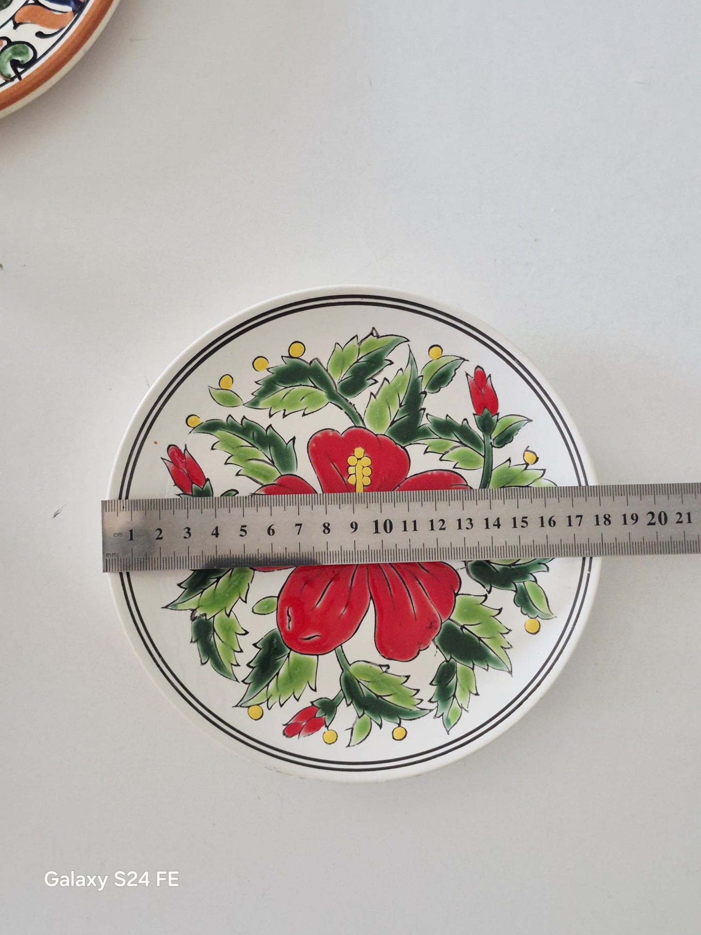 צלחת קרמיקה בעבודת יד – Dakas, רודוס, יוון, דגם "Hibiscus"