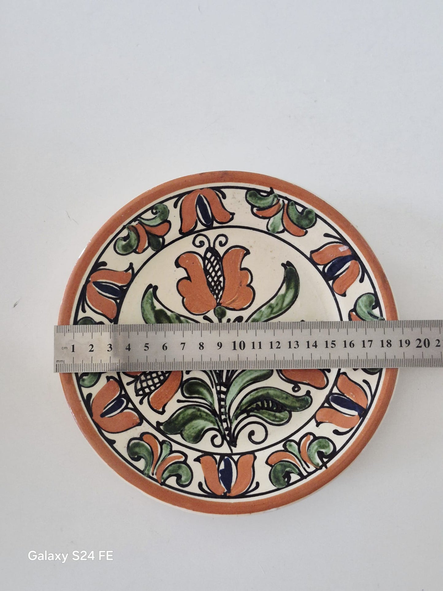 צלחת קרמיקה עממית הונגרית בעבודת יד – “Korond” מאת Biró Árpád