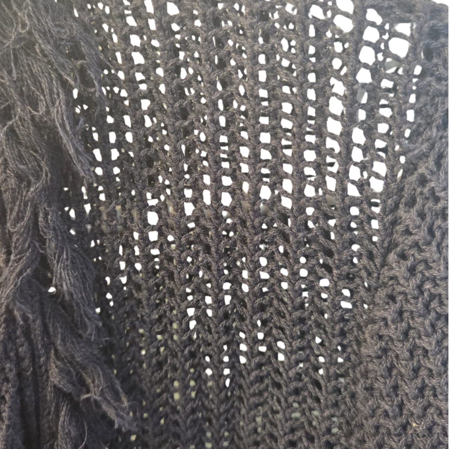 קרדיגן סרוג שחור עם פרנזים מבית Oui