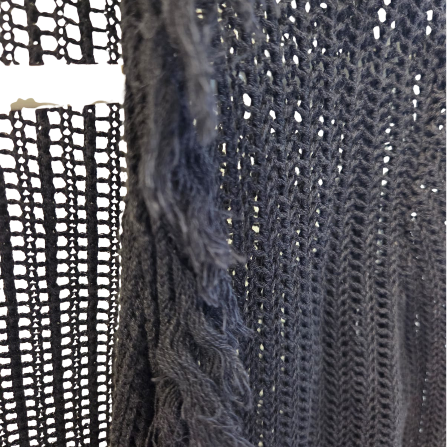 קרדיגן סרוג שחור עם פרנזים מבית Oui