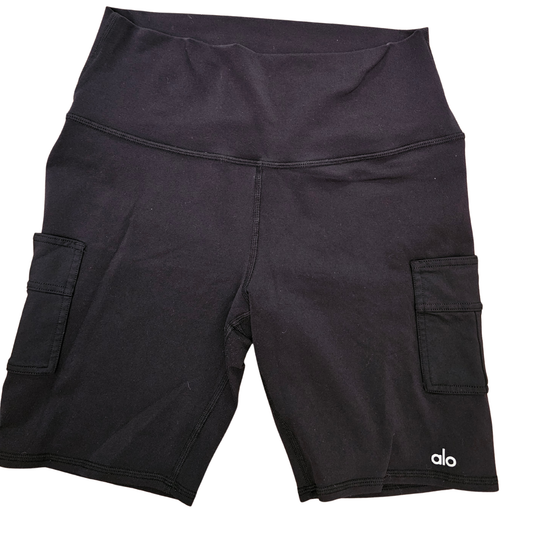 מכנס בייקר קצר שחור Alo Yoga עם כיסים