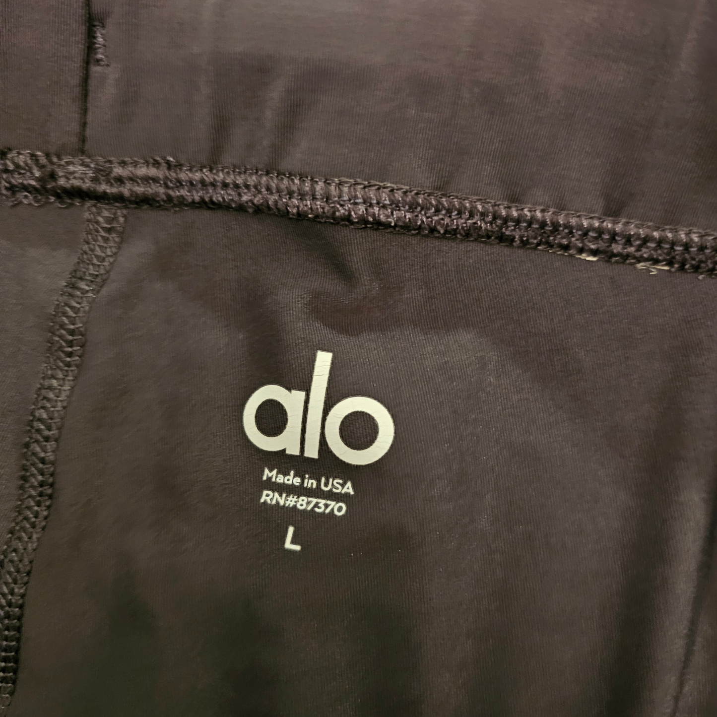 טייץ ארוך שחור עם פאנלים מדורגים של Alo Yoga